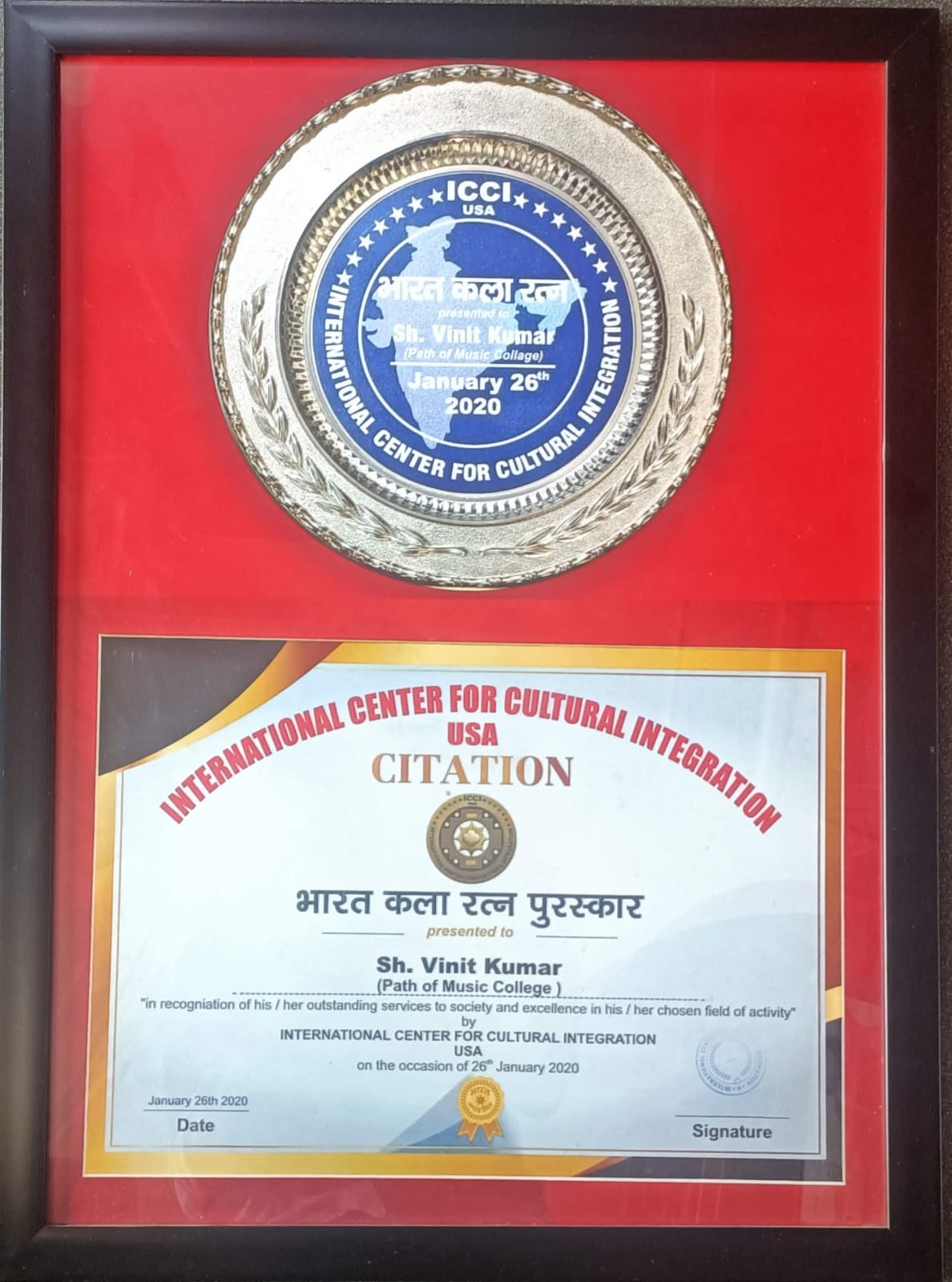 Vinit Kumar receiving ICCI Bharat Kala Ratna Puraskar citation award 2020